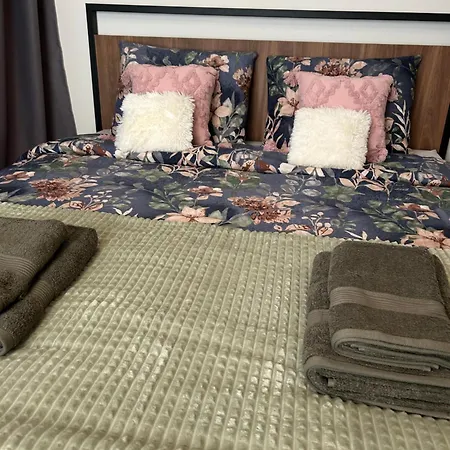 Kalliston Skg شقة *